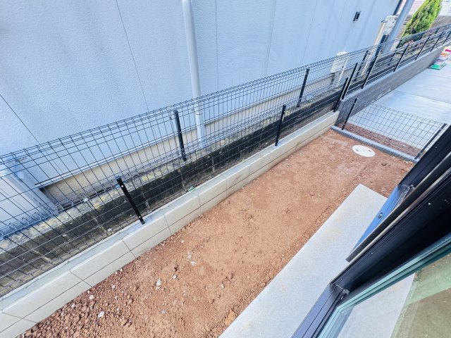 松戸市六高台４丁目新築戸建【六実小学校:4分】の庭|南東側隣地境界スペース