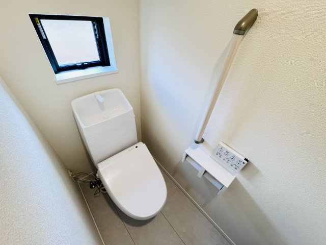 松戸市六高台４丁目新築戸建【六実小学校:4分】のトイレ|温水洗浄暖房便座つきトイレ
