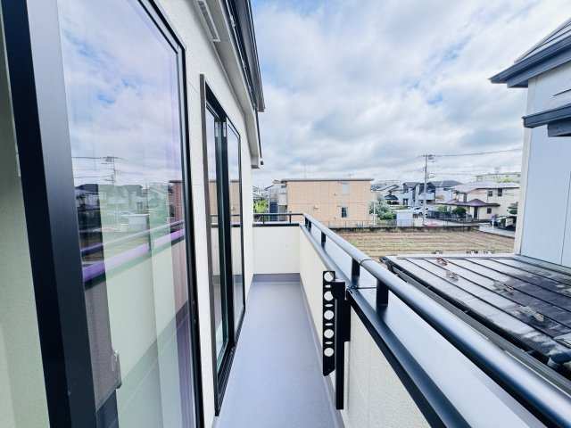 松戸市六高台４丁目新築戸建【六実小学校:4分】のバルコニー|南東向きワイドバルコニー