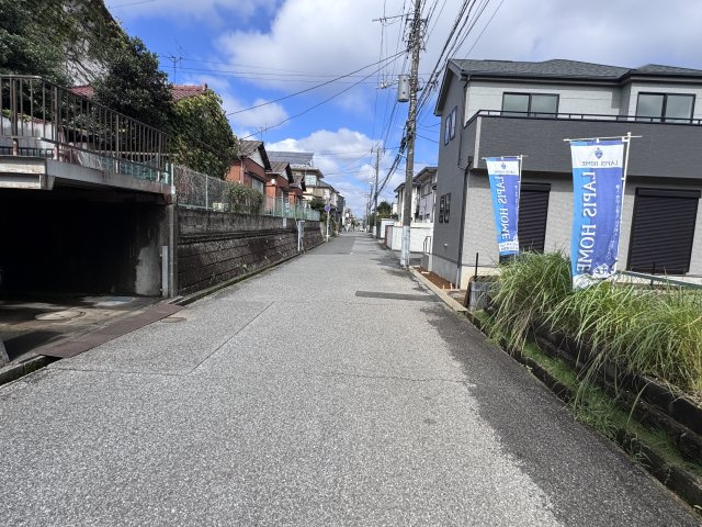 松戸市六高台４丁目新築戸建【六実小学校:4分】の前面道路含む現地写真|西側前面道路・幅員約6ｍ