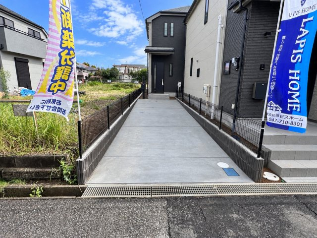 松戸市六高台４丁目新築戸建【六実小学校:4分】の駐車場|D号棟駐車スペース・縦列2台駐車可