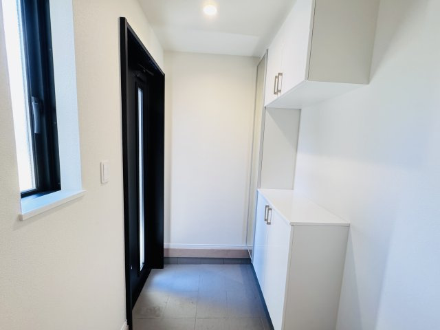 松戸市六高台４丁目新築戸建【六実小学校:4分】の玄関|玄関ホール・ミラー付きシューズボックス