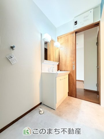 KEM宇都宮市弥生1期　中古戸建の洗面所|シャンプードレッサーで朝の身支度♪伸びるホースでお掃除も簡単清潔です！