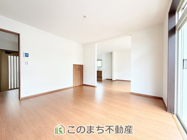 KEM宇都宮市弥生1期　中古戸建の居間・リビング|開放感のある広々としたリビング☆家族みんなでゆったりくつろげます♪
南側から暖かな日差しが差し込みます♪