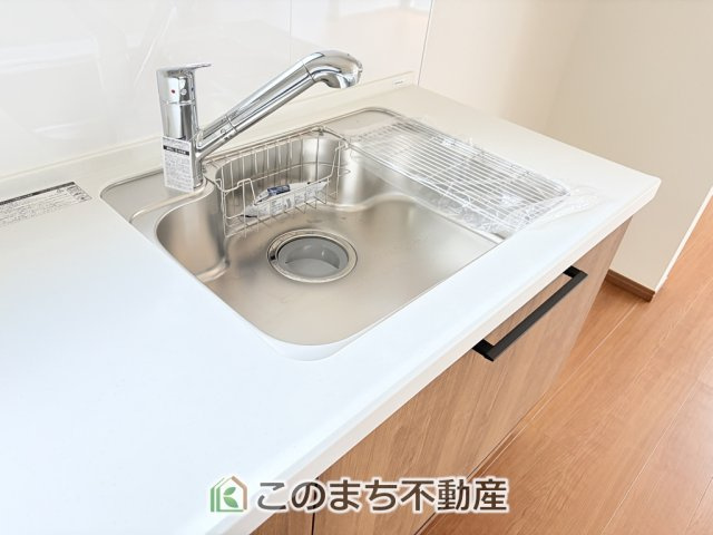 KEM宇都宮市弥生1期　中古戸建のキッチン|ビルトイン型浄水器を内蔵したキッチン水栓。お米を研いだり、野菜を洗ったりするときなど用途に応じてワンタッチで浄水に切り替えが可能です。カートリッジ式なので、フィルターを簡単に交換する事が出来ます。