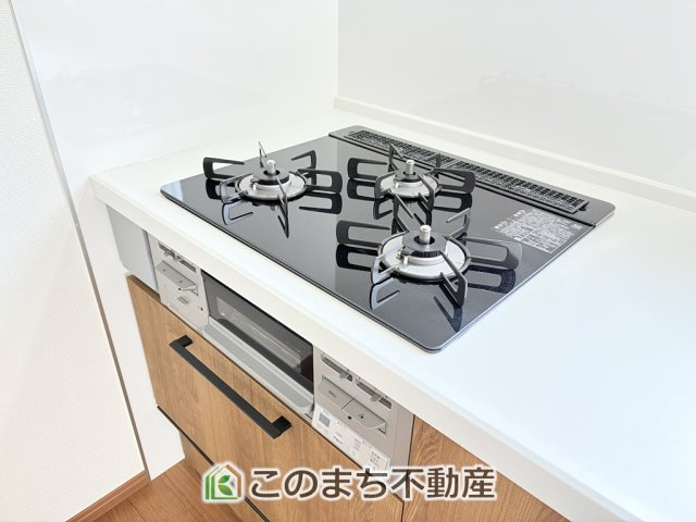 KEM宇都宮市弥生1期　中古戸建のキッチン|三ツ口コンロ採用で、同時調理もスムーズ◎！お料理を並べられるカウンター付きで、配膳・片付けをサポート！リビングで過ごすご家族とコミュニケーションを楽しみながら作業可能です♪