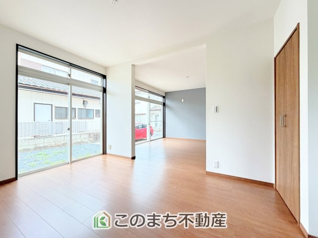 KEM宇都宮市弥生1期　中古戸建の居間・リビング|開放感のある広々としたリビング☆家族みんなでゆったりくつろげます♪
南側から暖かな日差しが差し込みます♪