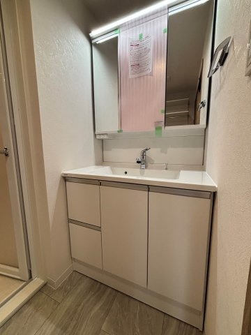 コスモ蕨センターコートの独立洗面台|独立洗面台、小物を置くことができて便利です