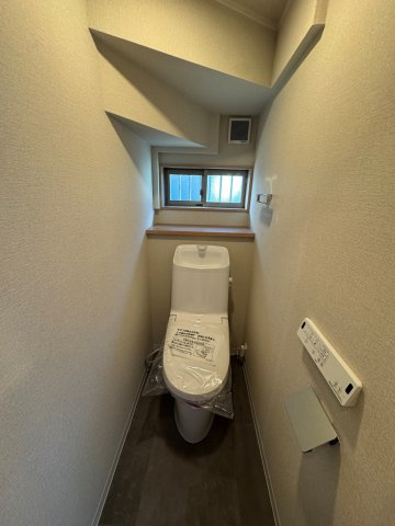 新座市片山三丁目戸建のトイレ|ゆったりとした空間のトイレです