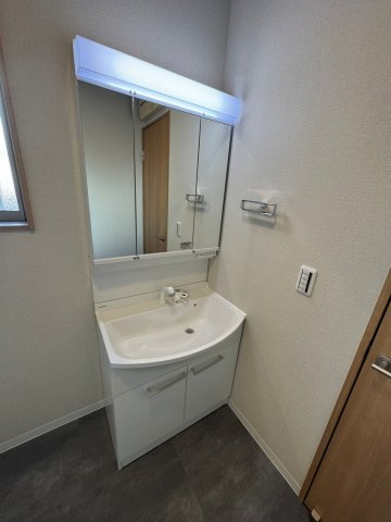 新座市片山三丁目戸建の洗面所|広い洗面スペース