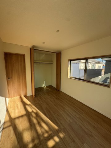 新座市片山三丁目戸建の洋室|明るい洋室です