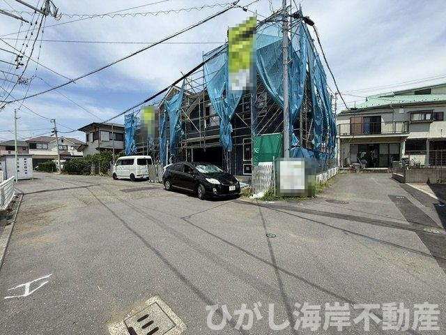 茅ヶ崎市美住町　新築戸建　全2号棟の前面道路含む現地写真|6月19日撮影　建築中　現地外観