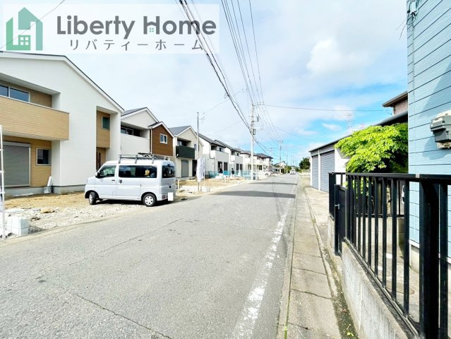 神栖市深芝南1丁目01期　4号棟　新築戸建の前面道路含む現地写真