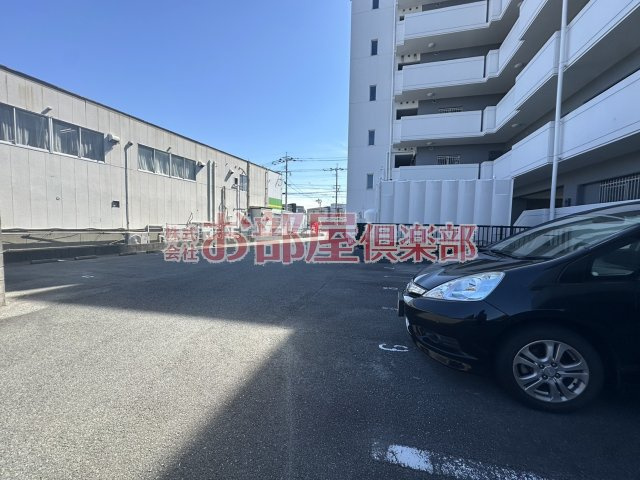 諏訪野ビルの駐車場|車をお持ちの方に嬉しい駐車場付きの物件です