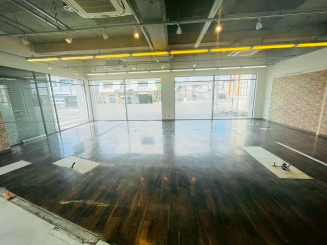 西川町島原貸店舗事務所の内装