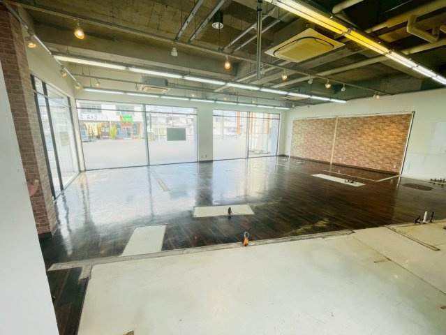 西川町島原貸店舗事務所の内装