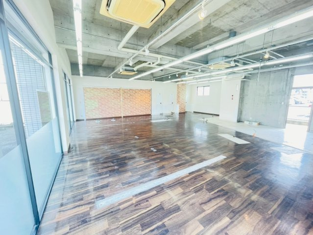 西川町島原貸店舗事務所の内装