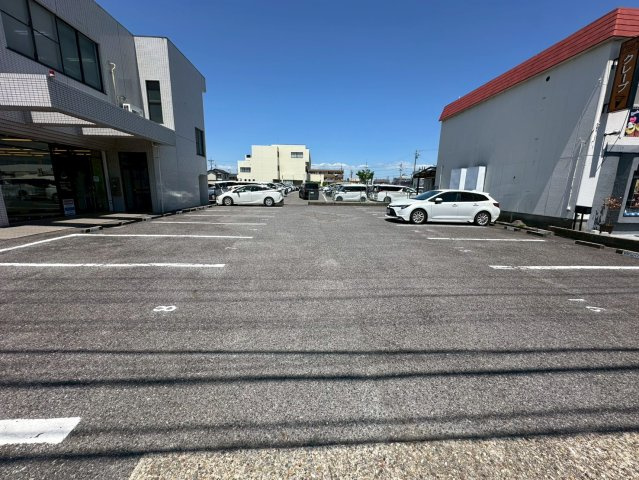 西川町島原貸店舗事務所の駐車場