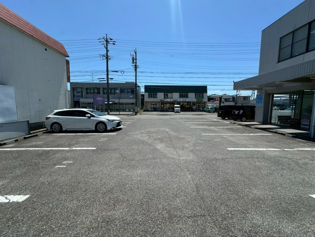 西川町島原貸店舗事務所の駐車場