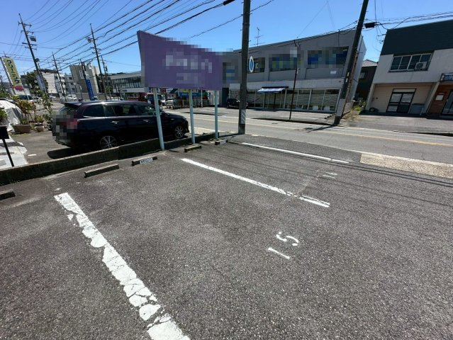 西川町島原貸店舗事務所の駐車場