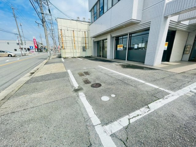 西川町島原貸店舗事務所の駐車場