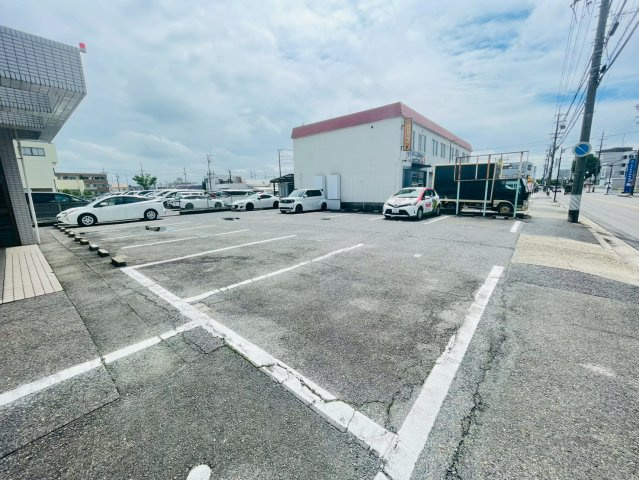 西川町島原貸店舗事務所の駐車場