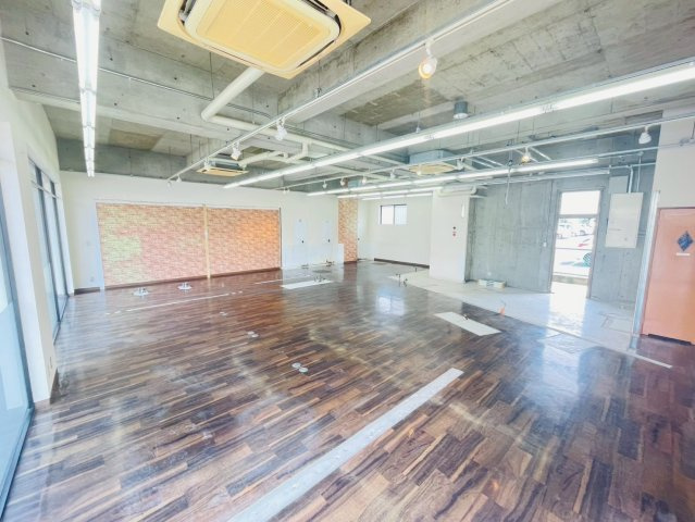 西川町島原貸店舗事務所の内装