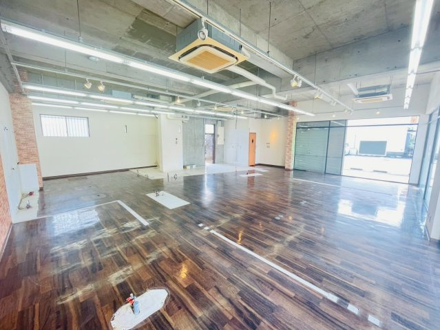 西川町島原貸店舗事務所の内装