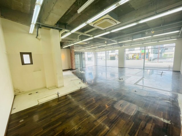 西川町島原貸店舗事務所の内装