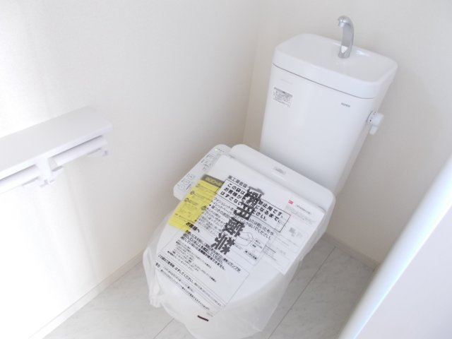 リーブルガーデンＳ第19渋川金井　1号棟のトイレ|【イメージ画像】2階トイレです。清潔感のある白を基調としています。