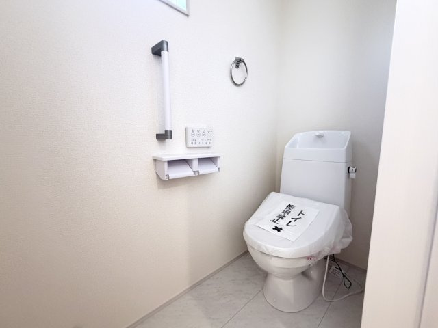 リーブルガーデンＳ第19渋川金井　1号棟のトイレ|2階トイレです。清潔感のある白を基調としています。