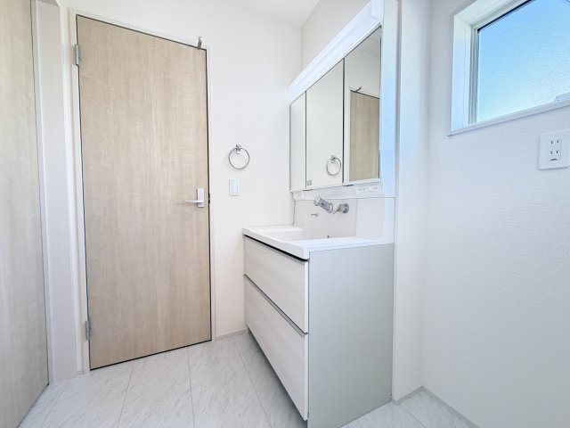 リーブルガーデンＳ第19渋川金井　1号棟の独立洗面台|シャワー水栓付き洗面台で朝の身支度もバッチリです！
洗面台には収納スペースもあり洗面室もすっきり片付きますよ！