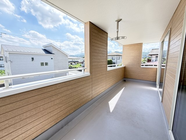 リーブルガーデンＳ第19渋川金井　1号棟のバルコニー|奥行きのあるワイドバルコニーです。洗濯物も沢山干せて便利です！南面バルコニーは、室内にも暖かな陽光を取り入れることができます☆