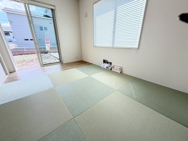 リーブルガーデンＳ第19渋川金井　1号棟の和室|1階和室６帖です。客間としてもご利用できる広さです。い草香る和室はくつろぎスペースにも最適ですよ♪