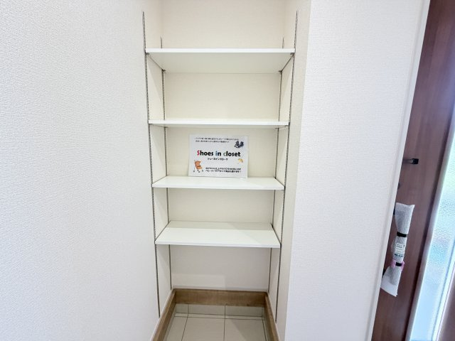 リーブルガーデンＳ第19渋川金井　1号棟の玄関|シューズインクロークが標準装備！