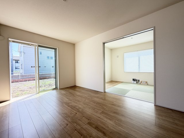 リーブルガーデンＳ第19渋川金井　1号棟の居間・リビング|リビングと和室が続き間になっていて使い勝手が良いですよ！
和室とリビングの一体利用で24帖の広々空間になります。