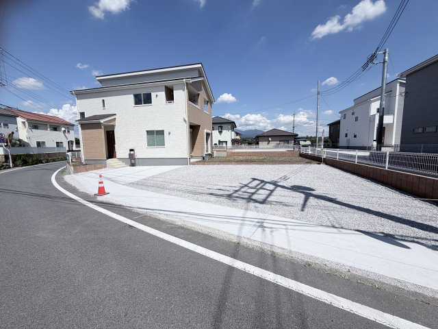 リーブルガーデンＳ第19渋川金井　1号棟の駐車場|並列３台以上駐車可能です。
前面道路も広々していて駐車しやすいです。