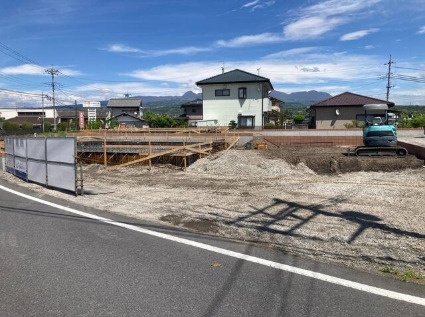 リーブルガーデンＳ第19渋川金井　1号棟の前面道路含む現地写真|現地写真です