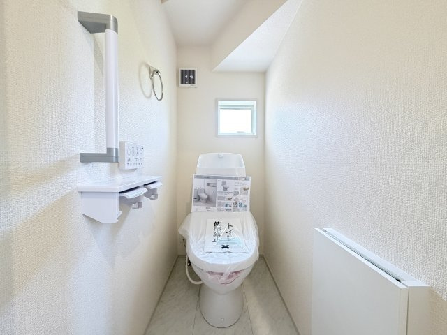 リーブルガーデンＳ第19渋川金井　1号棟のトイレ|1階トイレです。清潔感のある白を基調としています。
温水洗浄・便座暖房機能の付いた快適なトイレです☆