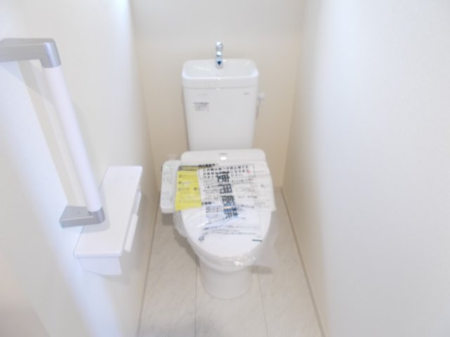 リーブルガーデンＳ第19渋川金井　1号棟のトイレ|【イメージ画像】1階トイレです。清潔感のある白を基調としています。
温水洗浄・便座暖房機能の付いた快適なトイレです☆
