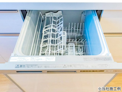 【設備】 | 食器も調理器具もたっぷりセットできて食後の後片付けもラクラクです。
（物件によって異なります）