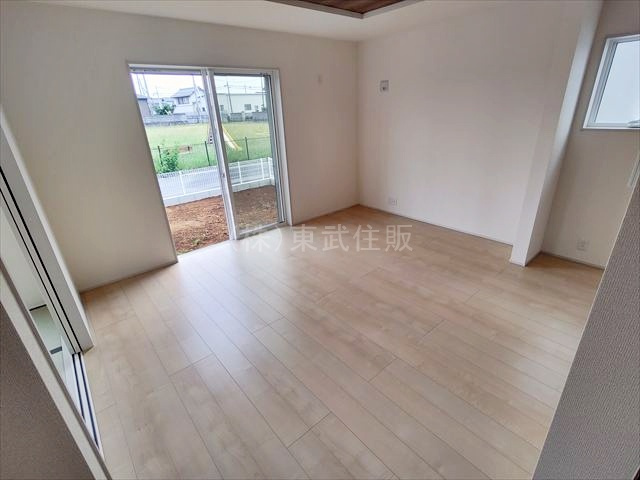 【居間・リビング】 | 比企郡吉見町東野第２　全５棟　４号棟 | 南向きのリビングダイニングです