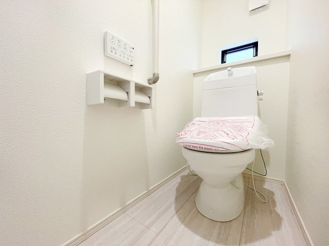 【トイレ】 | 富士見市上沢1丁目　新築一戸建住宅　全4棟　(ふじみ野店) | 1階トイレ：温水洗浄便座機能付きの便利なトイレを採用。清潔感あるトイレです。