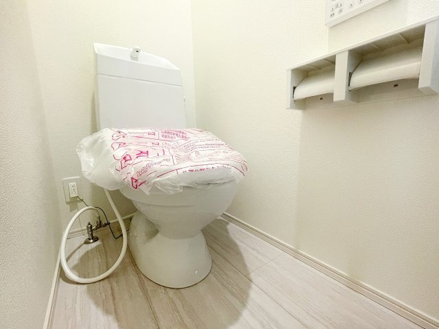 【トイレ】 | 富士見市上沢1丁目　新築一戸建住宅　全4棟　(ふじみ野店) | 2階トイレ：温水洗浄便座機能付きの便利なトイレを採用。清潔感あるトイレです。