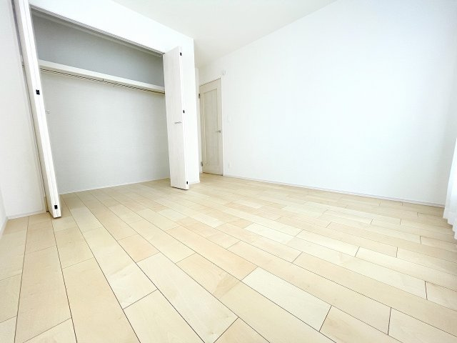 【洋室】 | 富士見市上沢1丁目　新築一戸建住宅　全4棟　(ふじみ野店) | 洋室6.62帖：たっぷり収納できるクローゼットを完備。
