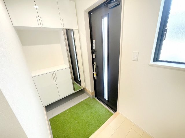 【玄関】 | 富士見市上沢1丁目　新築一戸建住宅　全4棟　(ふじみ野店) | たっぷり収納できるシューズボックス、全身鏡を完備。清潔感ある玄関です。