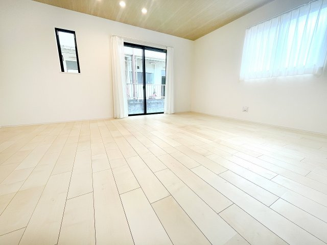 【居間・リビング】 | 富士見市上沢1丁目　新築一戸建住宅　全4棟　(ふじみ野店) | 17.37帖の広々空間と、南に向いた大きな窓化開放感ある居心地の良いリビング。