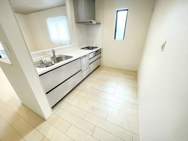 【キッチン】 | 富士見市上沢1丁目　新築一戸建住宅　全4棟　(ふじみ野店) | 食器洗浄乾燥機付きの便利なカウンターキッチンを採用。