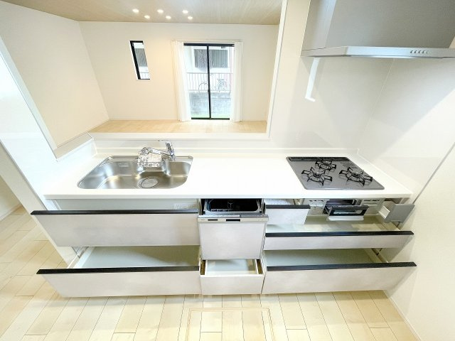 【キッチン】 | 富士見市上沢1丁目　新築一戸建住宅　全4棟　(ふじみ野店) | リビングを見渡せるキッチン、コミュニケーションが弾みます。