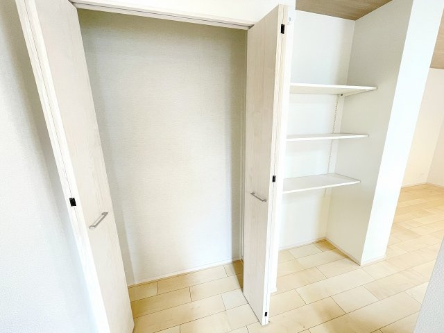 【収納】 | 富士見市上沢1丁目　新築一戸建住宅　全4棟　(ふじみ野店) | 食品やキッチングッズの収納に便利なパントリー。お好みの高さに調整できるシェルフも完備しております。